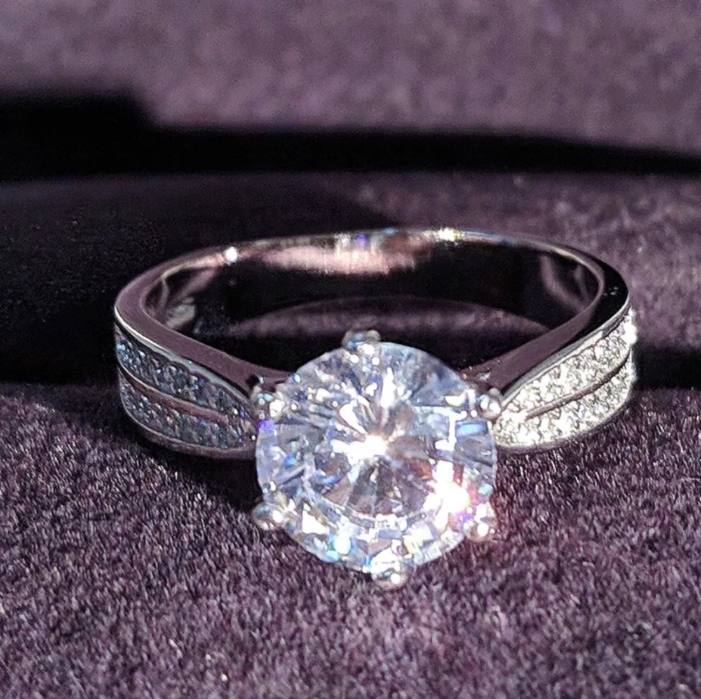 Luxury Designer White Round Center Diamond Ring - Picture 6 of 7